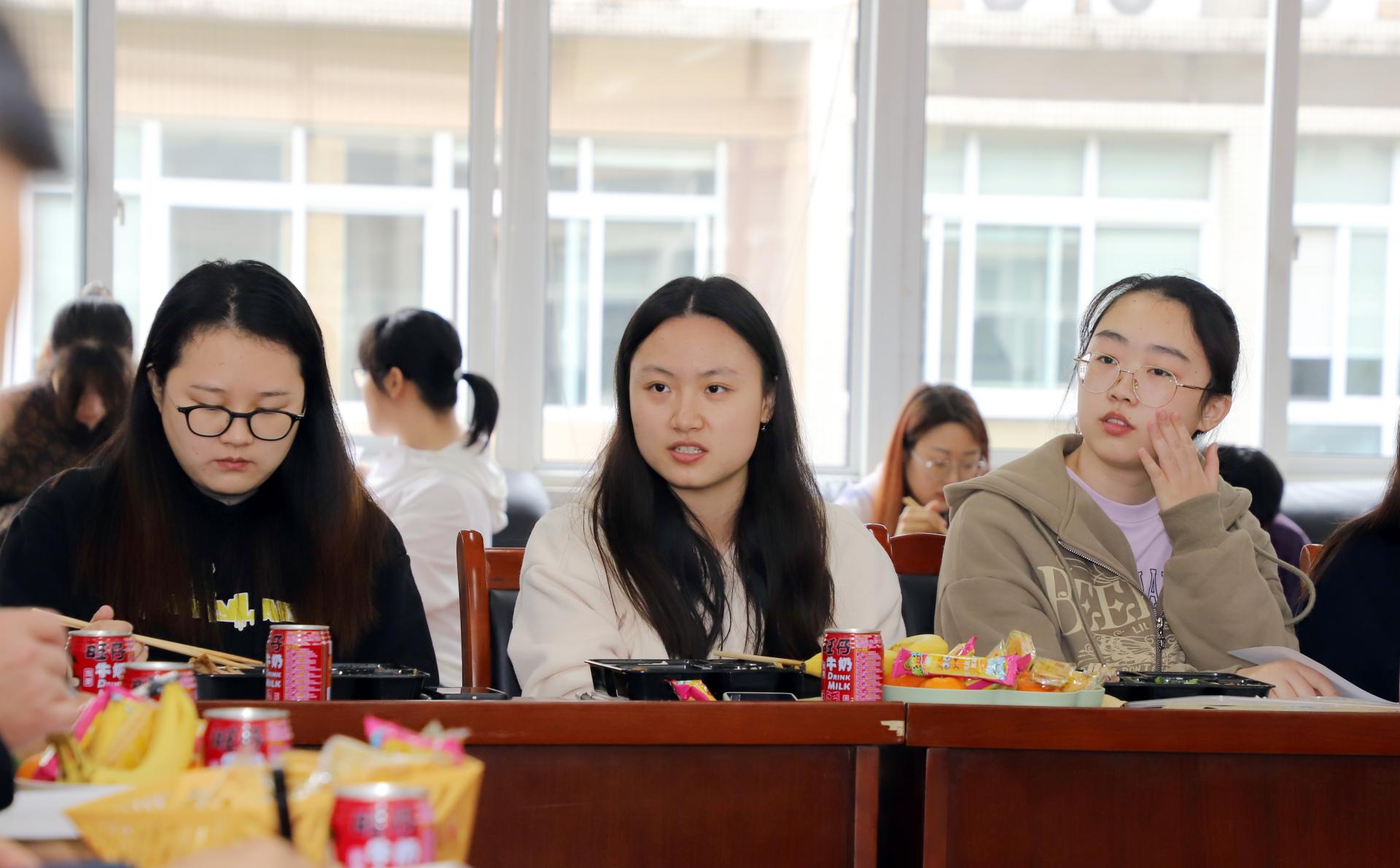 新葡的京集团8814vip举办2022年度学习与生活空间恳谈会暨师生午餐会