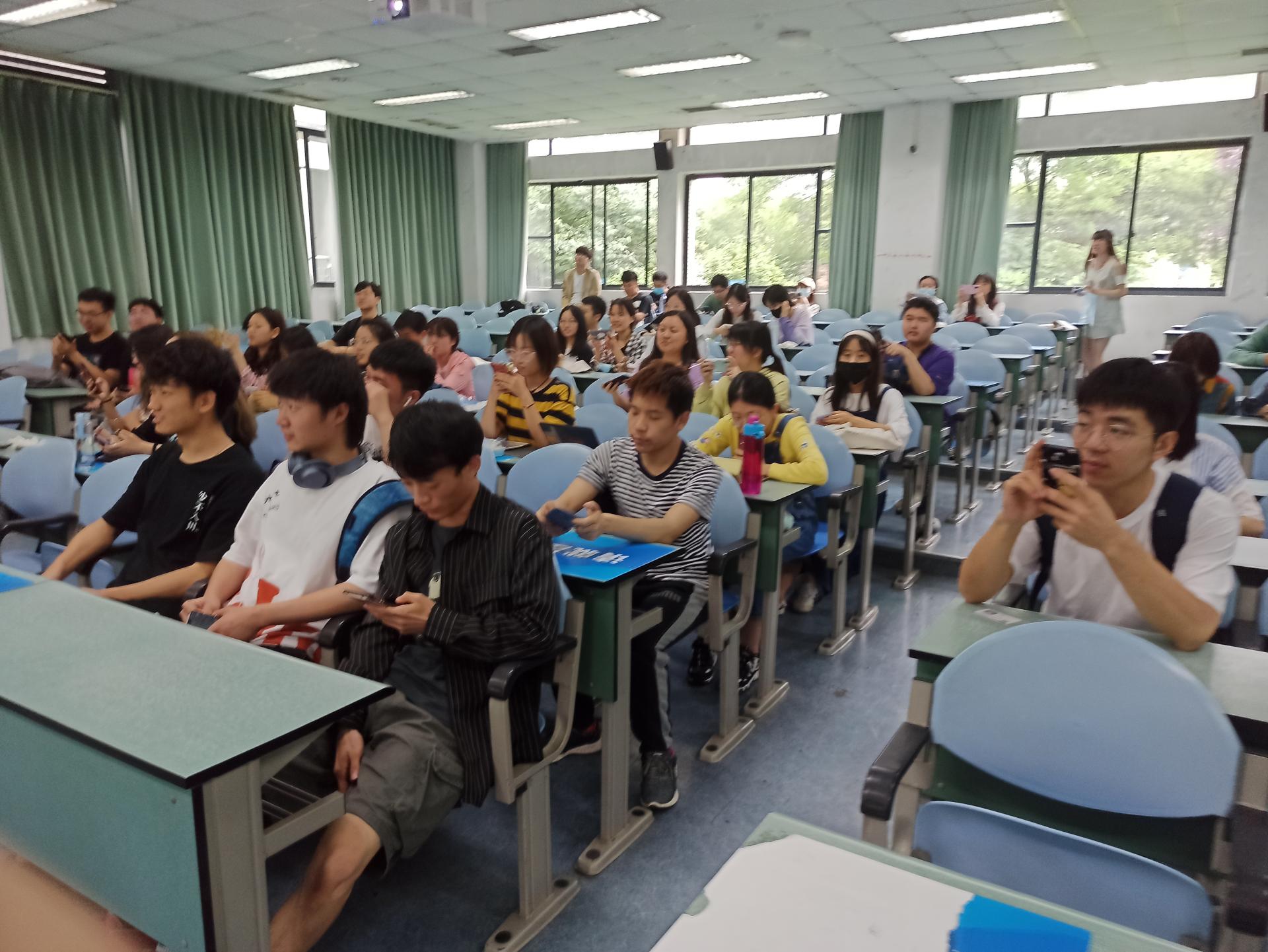 经济新葡的京集团8814vip2018级金融数学1班开展“学党史、强信念、跟党走”主题班会